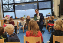 Burgemeester G.J. Kats leest voor